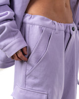 Close up of the front slash pocket on the Killua cargo pants with a model's hand